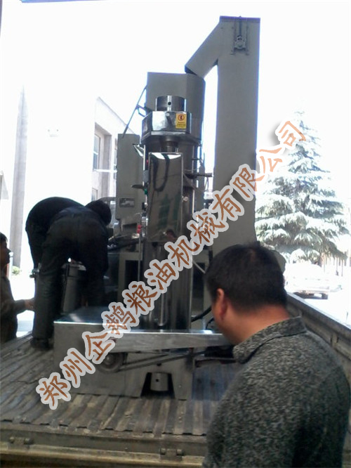 小型榨油機(jī)發(fā)貨通知：青?？蛻舻恼ビ蜋C(jī)已經(jīng)裝(圖1)