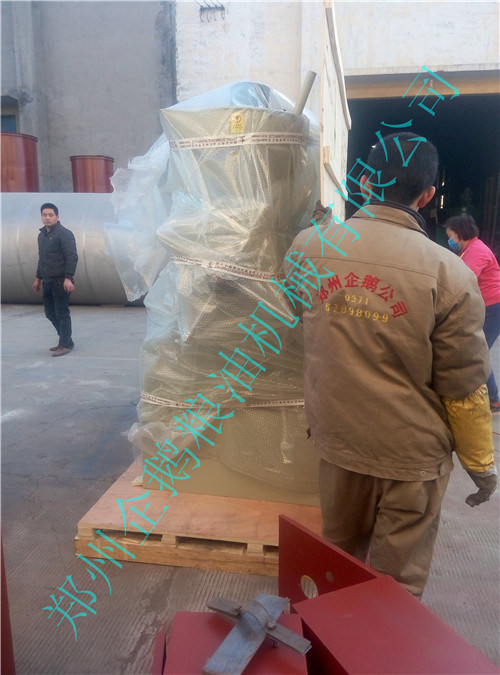 出口100型螺旋榨油機(jī)設(shè)備裝箱包裝中(圖2)