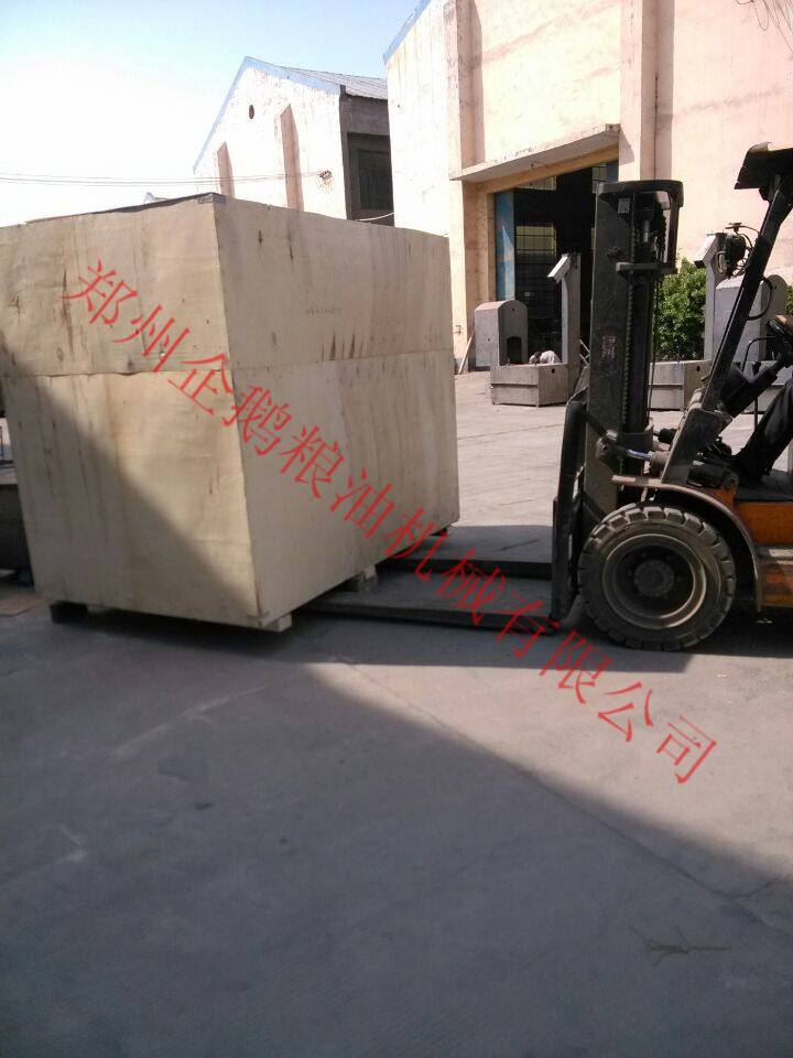 鄭州企鵝出口的榨油機發(fā)貨啦！(圖1)